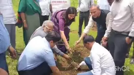 पालघर: राज्य कृषी मूल्य आयोग अध्यक्ष यांच्या उपस्थितीत धानिवरी येथे बांबू लागवड मोहिमेचा शुभारंभ
