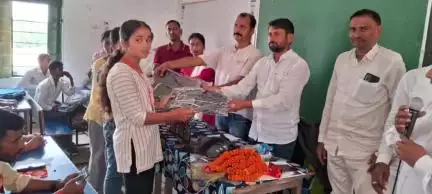 सतबरवा: सर्वोदय उच्च विद्यालय में मैट्रिक के 21 और इंटर के 24 विद्यार्थी सम्मानित