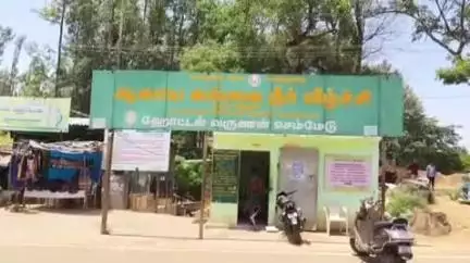 கொல்லிமலை: கொல்லிமலையில் ஆகாய கங்கை நீர்வீழ்ச்சி பகுதியில் பிளாஸ்டிக் குப்பைகளை மாணவர்கள் அகற்றினர்