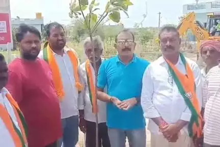 పుంగనూరు: ప్రతి ఒక్కరూ మొక్కలు నాటుదాం. పర్యావరణాన్ని కాపాడుదాం.
 బిజెపి ఎస్సీ మోర్చా జిల్లా అధ్యక్షులు నర్సింహులు