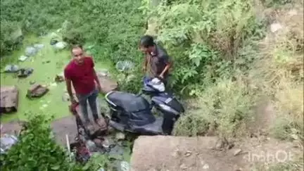 भभुआ: भभुआ के अतुल वाटिका के पास नहर में स्कूटी पलटने से युवक घायल, सदर में इलाज जारी