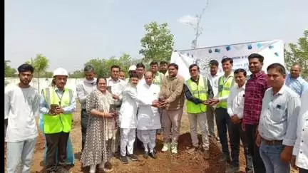 जीरापुर: पिपलिया कलां शासकीय स्कूल में एलएनटी कंपनी द्वारा विधायक हजारीलाल दांगी ने किया वृक्षारोपण