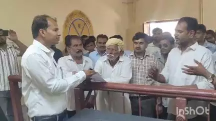 पोकरण: जेमला गांव में गलत जमीन के आवंटन के आरोप में ग्रामीणों ने तहसीलदार को सौंपा ज्ञापन, रजिस्ट्री निरस्त करने की रखी मांग