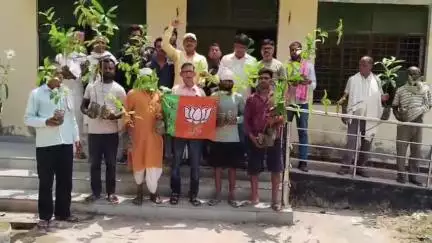 देेेवरिया: बैतालपुर कृषि बीज गोदाम परिसर में सीएम योगी के जन्मदिन पर भाजपाइयों ने किया वृक्षारोपण