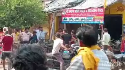 औरैया: कोतवाली के समीप दो पक्षों में मारपीट का वीडियो सोशल मीडिया पर हुआ वायरल, तमाशबीन बने लोग बनाते रहे वीडियो