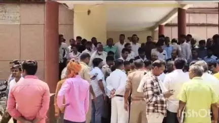 हर्रैया: अधिवक्ता के पक्ष में फैसला न होने पर नाराज अधिवक्ता ने एसडीएम हरैया से की बदसलूकी, गरमाया मामला