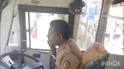 കണയന്നൂർ: കസ്റ്റഡിയിൽ എടുത്തവരുമായി പോയ പോലീസ് ബസ് ഡ്രൈവർ മൊബൈൽ ഉപയോഗിച്ച് വാഹനം ഓടിച്ച വീഡിയോ പുറത്ത്