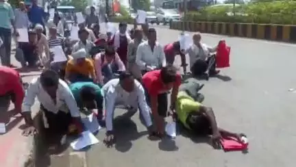 सागर नगर: उल्दन के विस्थापित ग्रामीण घुटनों के बल चलकर कलेक्ट्रेट पहुंचे, सिटी मजिस्ट्रेट को सौंपा ज्ञापन