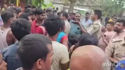 नौबतपुर: नौबतपुर एम्स रोड पर मोतीपुर गांव के पास दुर्घटना में घायल युवक की बरामदगी की मांग को लेकर ग्रामीणों ने किया जाम