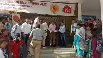 नरसिंहपुर: CMHO ऑफिस में सामुदायिक स्वास्थ्य अधिकारियों ने सार्थक ऐप से अटेंडेंस का विरोध किया