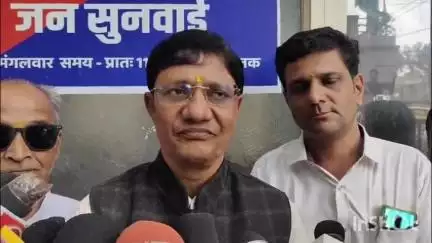 धार: धामनोद: टीआई द्वारा पत्रकार को धमकी देने के मामले में पं.छोटू शास्त्री ने मीडिया से की चर्चा
