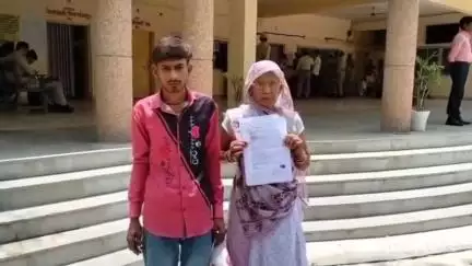 बांदा: कलेक्ट्रेट पहुंचकर मां-बेटे ने लगाई फरियाद, 4 लोगों पर लगाया जमीन में कब्जा करने और जान से मारने की धमकी देने का आरोप