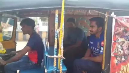 ಕೊಳ್ಳೇಗಾಲ: ಆರ್‌ಸಿಬಿ ಚಾಂಪಿಯನ್, ಪಾಳ್ಯದಲ್ಲಿ ಪ್ರಯಾಣಿಕರಿಗೆ ಉಚಿತ ಆಟೋ ಸೇವೆ ಕಲ್ಪಿಸಿದ ಅಭಿಮಾನಿ