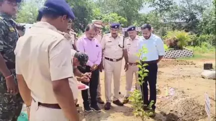 ବଲାଙ୍ଗୀର: ବିଶ୍ଵ ପରିବେଶ ଦିବସ ପାଳନ ଅବସରରେ ଆରଟିଓ ଛକ ସ୍ଥିତ ନଗରବନ ଠାରେ ବୃକ୍ଷରୋପଣ କଲେ ଜିଲ୍ଲାପାଳ