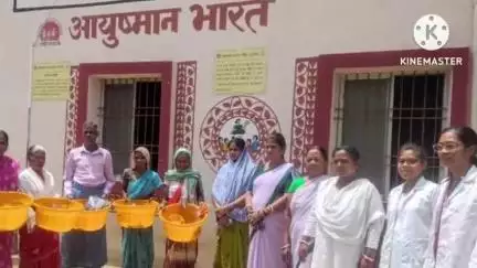 घाघरा: सरांगो आयुष्मान आरोग्य मंदिर परिसर में फाइलेरिया रोग से पीड़ित मरीजों के बीच किट का वितरण किया गया