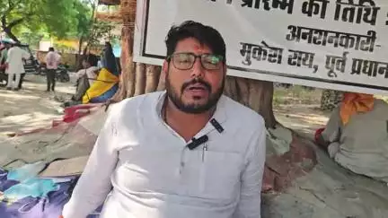मऊ: जिला कलेक्ट्रेट में फर्जी मुकदमा कराने के मामले में पूर्व प्रधान ने दिया धरना