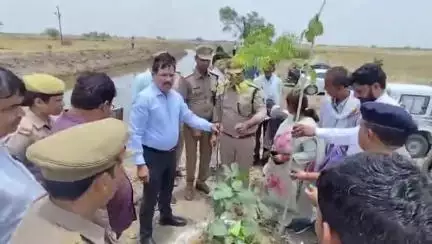 कौंच: सतोह में पर्यावरण दिवस पर नून नदी के तट पर पूर्व केंद्रीय मंत्री व DM-SP ने एक पेड़ मां के नाम अभियान के तहत लगाए पेड़