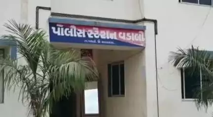 વડાલી: નાદરી ગામેથી ઘર પાસેની ખુલ્લી જગ્યામાં પાર્ક ટ્રેક્ટર માંથી બે નંગ બેટરી ચોરી થતા ફરિયાદ નોંધાઈ.