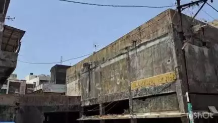 નવસારી: દુધિયા તળાવ શોપિંગ સેન્ટર ખાલી કરવાની NMC ની નોટિસને લઈને દુકાનદારો હાઇકોર્ટ પહોંચતા સ્ટે મળ્યો