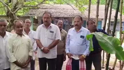 তেজপুৰ: শ্ৰীশ্ৰী হেঙ্গুলেশ্বৰ মন্দিৰৰ পুনৰ নিৰ্মাণ তথা মেৰামতিৰ কামৰ আধাৰশিলা স্থাপন কৰে বিধায়ক পৃথ্বিৰাজ ৰাভাই