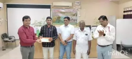 ବୀରମହାରାଜପୁର: ପ୍ରମୋଦ ପଧାନଙ୍କୁ ସୋନପୁର ବନ ବିଭାଗ କାର୍ଯ୍ୟାଳୟ ଠାରେ ପ୍ରକୃତି ମିତ୍ର ପୁରସ୍କାର ପ୍ରଦାନ
