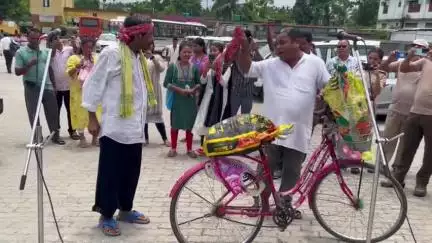বঙাইগাঁও ভাগ: বৰপাৰাত বিশ্ব পৰিৱেশ দিৱস উপলক্ষে জনসাধাৰণক সজাগ কৰাৰ উদ্দেশ্যে বাটৰ নাট প্ৰদৰ্শন, উপস্থিত থাকে অতিৰিক্ত আৰক্ষী অধীক্ষক