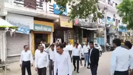 धौलपुर: अधिवक्ता चैंबर्स की मांग को लेकर अधिवक्ताओं ने कचहरी परिसर में किया स्वैच्छिक कार्य बहिष्कार