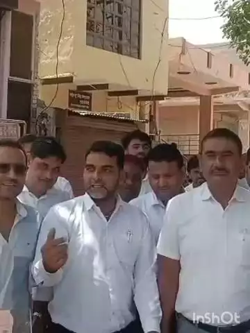 तिजारा में ज़िला न्यायालय नहीं खोलने से वकीलों में आक्रोश, तिजारा न्यायालय परिसर के बाहर किया प्रदर्शन