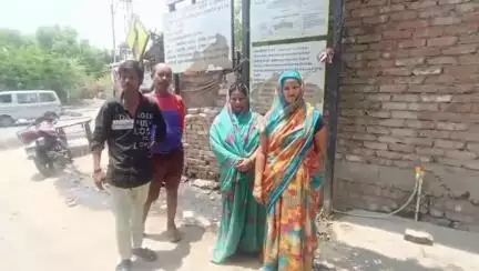 उन्नाव: मगरवारा में प्रधान और सफाई कर्मचारी की लापरवाही झेल रही महिलाएं, सड़क पर बह रहा गंदा पानी #jansamasya