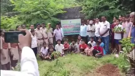 ସୁକିନ୍ଦା: ବିଶ୍ଵ ପରିବେଶ ଦିବସ ଅବସରରେ ବନ ବିଭାଗ ପକ୍ଷରୁ ଆମ୍ପୋଳବା ସ୍କୁଲ ପରିସରରେ ବୃକ୍ଷ ରୋପଣ