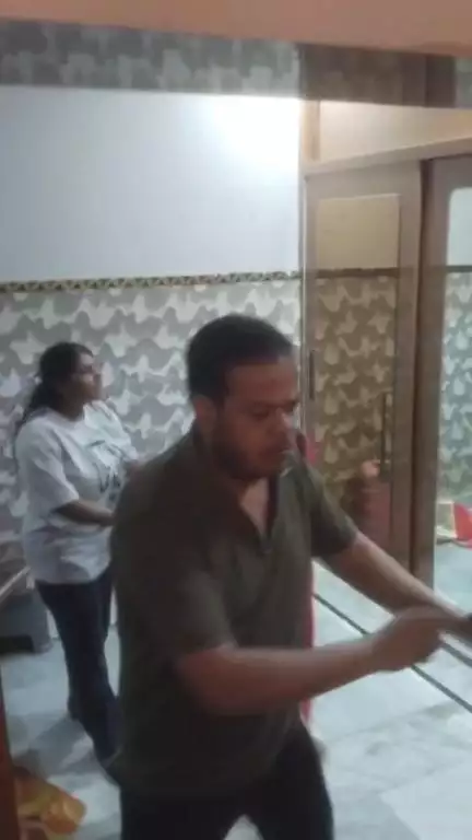 मेरठ: नौचंदी में पत्नी ने पति को गर्लफ्रेंड के साथ पकड़ा, आरोपी ने पत्नी को बुरी तरह मारा-पीटा, पुलिस ने हिरासत में लिया
