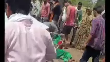 ललितपुर: ग्राम रजवारा स्थित पेट्रोल पंप के पास तेज रफ्तार कार ने बाइक को मारी टक्कर, महिला सहित 2 लोग गंभीर रूप से घायल