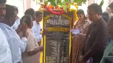 వాకదారి పేటలో స్కూల్ భవనానికి శంకుస్థాపన చేసిన ఎమ్మెల్యే యనమల దివ్య