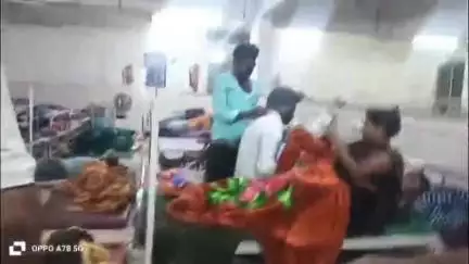 जालना: जिल्हा सामान्य रूग्णालयात फरशीवर गादी टाकून रुग्णांवर उपचार, सं. कर्मचाऱ्यांवर कारवाई झाली पाहिजे शिवसेनेचे बाला परदेशी