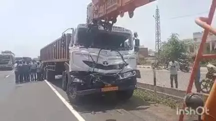 मावली: भूतपुरा में हाइवे रोड पर डिवाइडर के पास खड़े पानी के टैंकर और ट्रैलर की हुई भिड़ंत, पौधों को पानी पिलाते समय हुआ हादसा