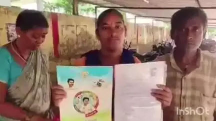 విజయనగరం: సొంతిళ్లు లేక కొత్తవలసలో ఓ మాటలు రాని మూగ మహిళ సైగలతో ఆవేదన, ఇళ్ల స్థలం మంజూరు చేయాలని కన్నీటి పర్యంతం #localissue