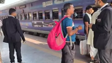 सासाराम: सासाराम स्टेशन पर मेगा टिकट जांच अभियान में 83 बिना टिकट यात्री पकड़े गए