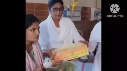 छपरा: छपरा सदर अस्पताल में सिविल सर्जन ने प्रसव के बाद जच्चा-बच्चा किट का वितरण किया