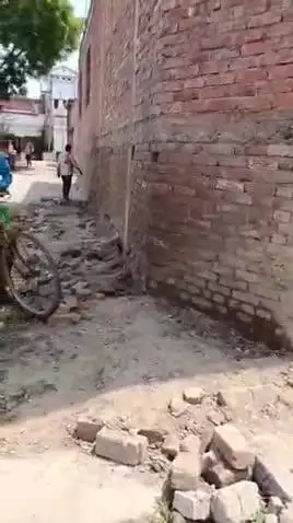 फतेहपुर: धाता के श्यामा प्रसाद मुखर्जी नगर में नगरपंचायत द्वारा बनाई जा रही रोड में दबंग ने उठाई दीवार पीड़ित ने EO से किया शिकायत
