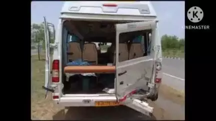 सिवानी: शिवानी में खड़ी टूरिस्ट बस से ब्रेजा कार टकराई, पांच लोग घायल, कार बुरी तरह क्षतिग्रस्त