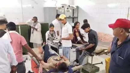 महोबा: रैपुरा के पास टायर फटने से बाइक हुई दुर्घटनाग्रस्त, एक ही परिवार के चार लोग घायल