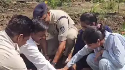 लटेरी: थाना परिसर में विश्व पर्यावरण दिवस पर थाना प्रभारी ने स्टाफ के साथ किया पौधारोपण