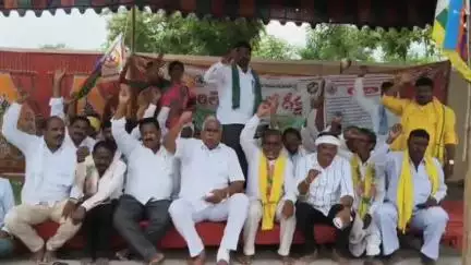 అసిఫాబాద్: పోడు వ్యవసాయం చేస్తున్న వారి భూములను అటవీ అధికారులు లాకుంటున్నారు: సిర్పూర్ మాజీ ఎమ్మెల్యే కోనేరు కోనప్ప