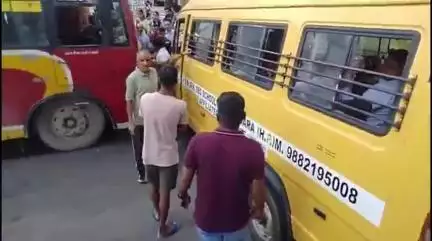 धर्मशाला: भट्टू रेलवे फाटक के पास निजी और स्कूल बस में टक्कर, मची चीख-पुकार, विद्यार्थी हितेश लखनपाल बाल-बाल बचे