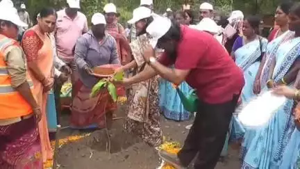 రామగుండం: 100 రోజుల కార్యచరణలో పట్టణ పకృతి వనం నగర వాటిక ఆవరణలో మొక్కలు నాటిన కమిషనర్ అరుణశ్రీ