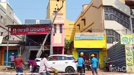 ନୟାଗଡ ସଦର: ଦଶପଲ୍ଲା ଦୁର୍ଗା ବଜାର ଠାରେ ଇଲେକ୍ଟ୍ରି ପୋଲକୁ ଧକ୍କା ଦେଲା କାର୍, ଅଳ୍ପକେ ବର୍ତ୍ତିଲେ ପରିବାର