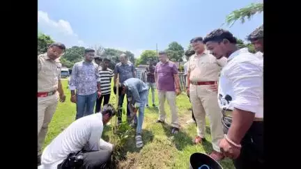 গঙ্গারামপুর: গঙ্গারামপুর থানার  আইসি ও ওসির উপস্থিতিতে থানায় বৃক্ষরোপণ করে বিশ্ব পরিবেশ দিবস দিনটি পালন করলেন  একদল যুবক