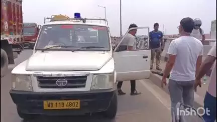 বালি-জগাছা: ১৬ নম্বর জাতীয় সড়ক পাকুরিয়া ব্রিজ এর উপর অসুস্থ এক যুবক। উদ্ধার করে নিয়ে যাওয়া হল হাওড়া  হাসপাতালে চিকিৎসার জন্য