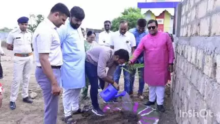 જૂનાગઢ: વિશ્વ પર્યાવરણ દિવસ નિમિત્તે મધુરમ વિસ્તારમાં મામાદેવના મંદિર નજીક વૃક્ષારોપણ કાર્યક્રમ યોજાયો.