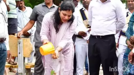 మానకొండూరు: పురుగు మందుల వినియోగం తగ్గించి నేలను కాపాడుకోవాలి పంట వ్యర్థాలను కాల్చకుండా భూమిలోనే కలియదున్నాలి : కలెక్టర్ పమేలా సత్ప